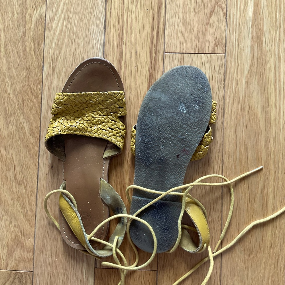 Urban Outfitters Flat Sandals - Good Condition - Stylish & Comfortable